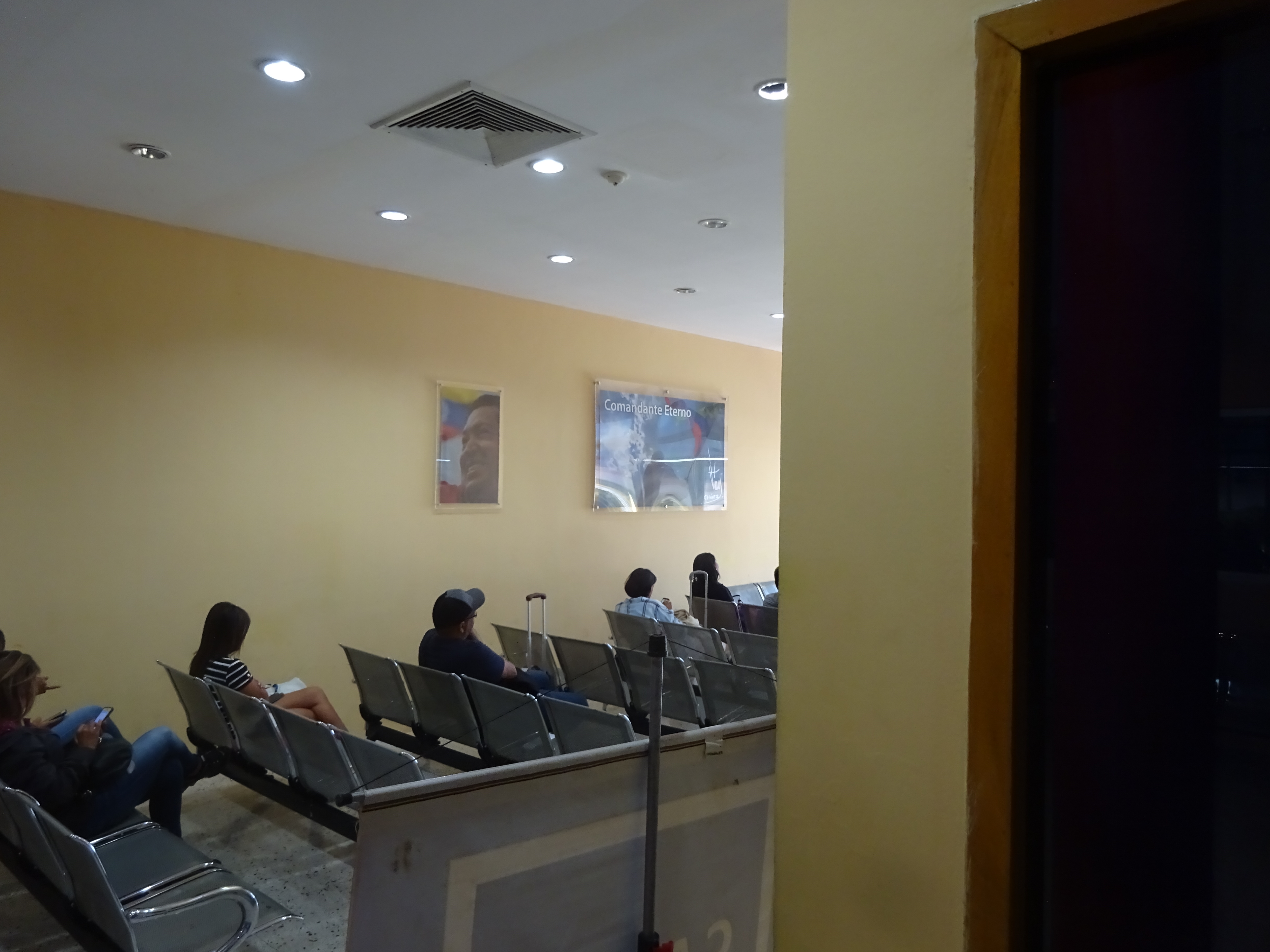 Ein Foto aus dem Flughafen Barquesimetos, der von Chavez verstaatlicht wurde. An der Wand die obligatorischen Portraits des "ewigen Kommandaten"